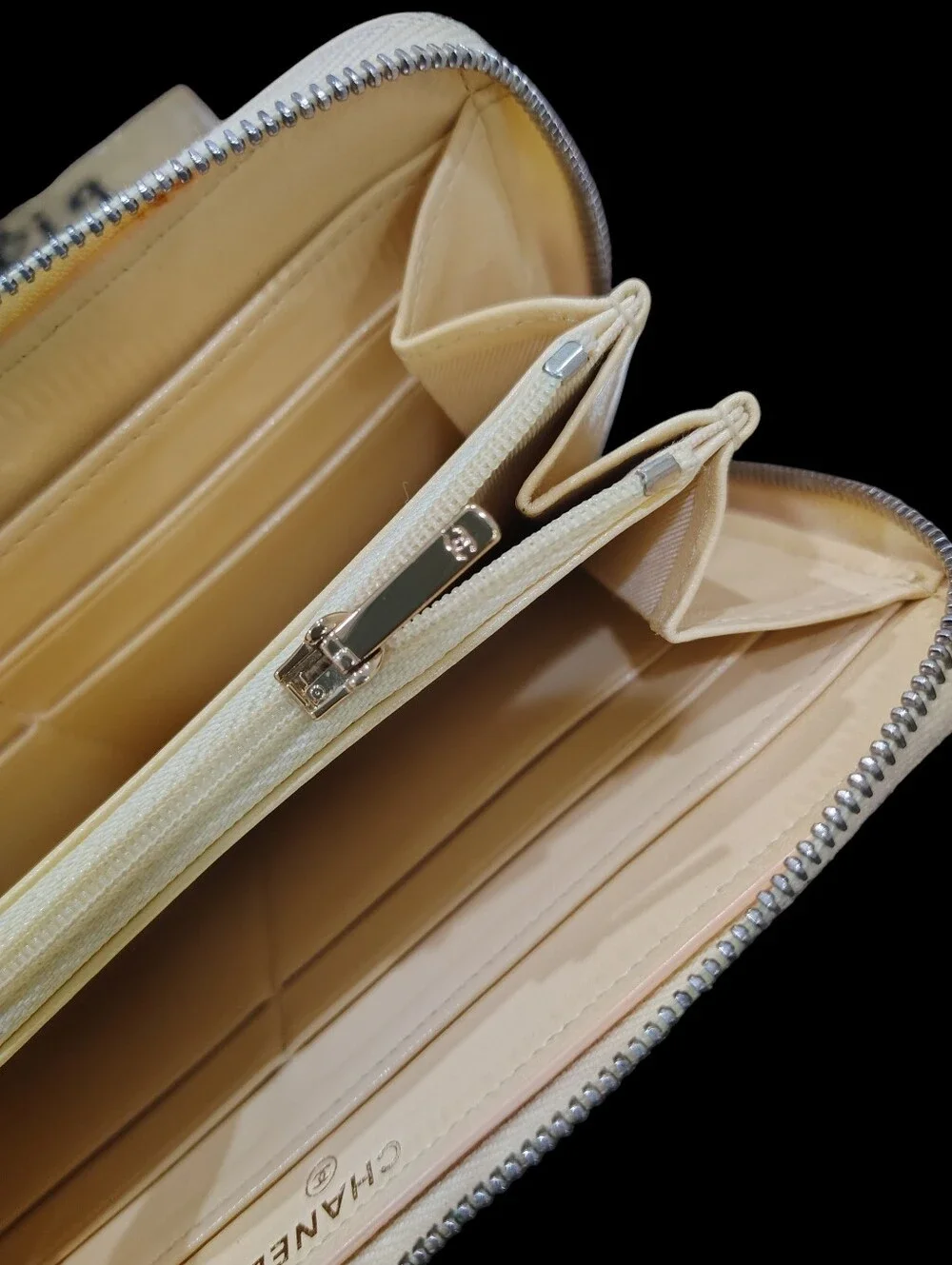 CHANEL Quilted Zip Wallet - Light Yellow Lambskin